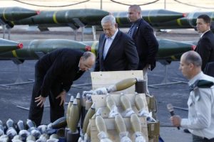 Netanyahu and Yaalon look at a display of mortar shells at a navy base in Eilat