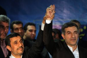 بالا بردن دست مشایی توسط احمدی نژاد