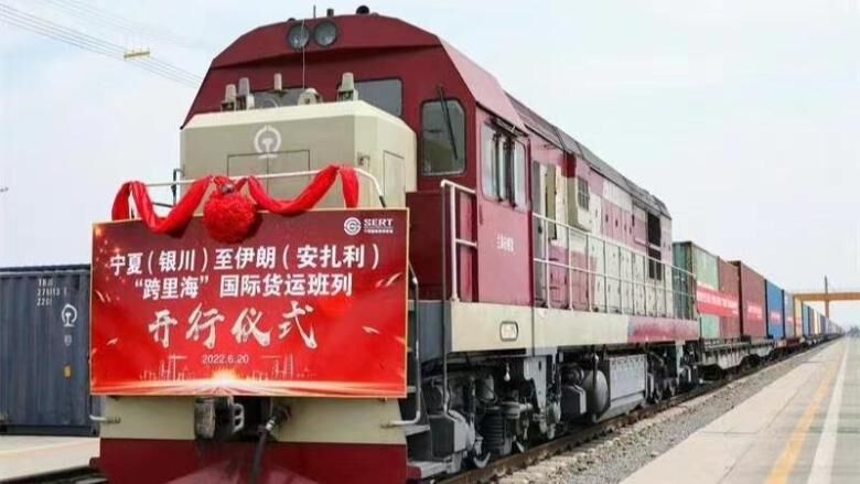 اولین قطار بین المللی باری از چین به مقصد بندرانزلی | این قطار دارای ۵۱ کانتینر است
