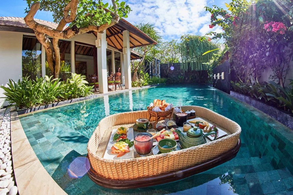 لذت خوردن صبحانه شناور در ماه عسل بالی