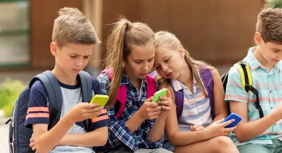 ممنوعیت کامل تلفن همراه در مدارس فرانسه