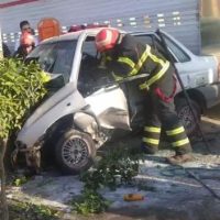 تصادف پراید با تیر چراغ برق در رشت؛ نجات راننده محبوس!