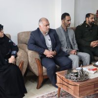 عیادت مسئولین خمام از دانش‌آموز چاقو خورده در مدرسه+ تصاویر