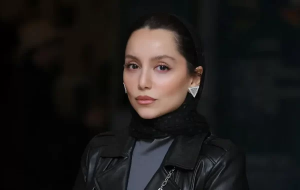 تیپ متفاوت نازنین بیاتی در نمایشگاه «چهارسوی خیال»