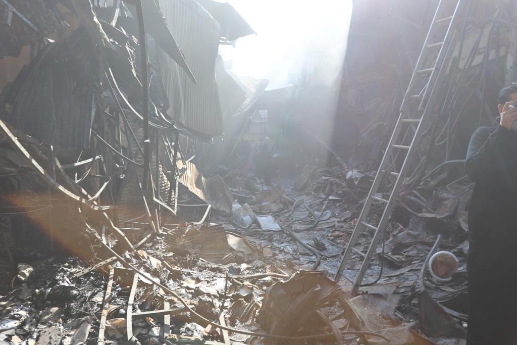 راسته کتابفروشان با خاک یکسان شده | سرای ملک و راسته طناب فروشان هم کامل سوخت