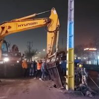 عملیات شبانه کارکنان توزیع برق گیلان برای ایمن‌سازی معبر کنارگذر میدان امام حسین (ع) رشت