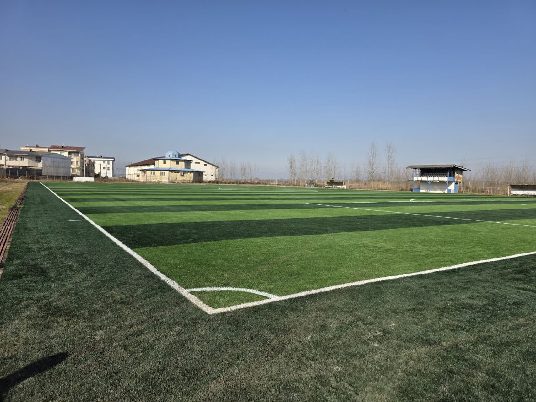 زمین ورزشی شهدای لنگرود بدون تجهیز کامل قابلیت بهره‌برداری ندارد